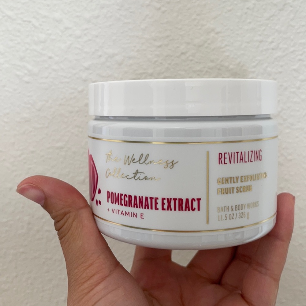 Pomegranate extract revitalizing scrub